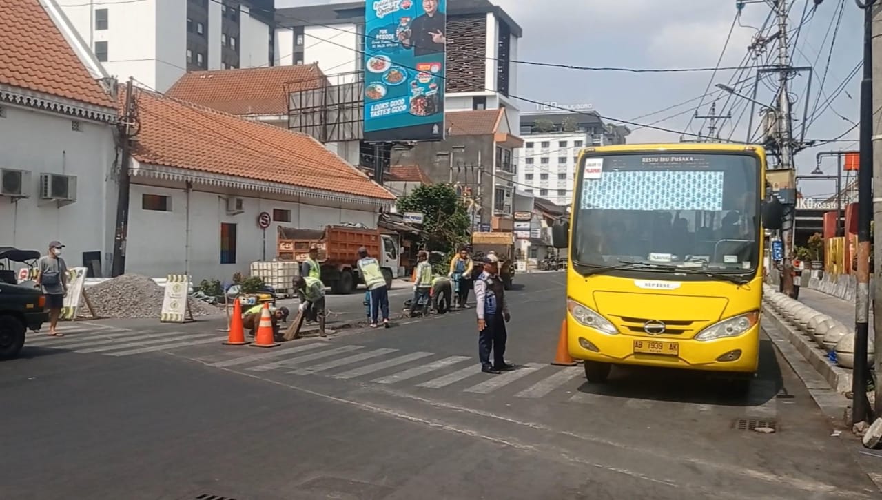 CEPAT: Bus Trans Jogja melintas di Jl Pasar Kembang Jogja. (Dwi Agus/Radar Jogja)