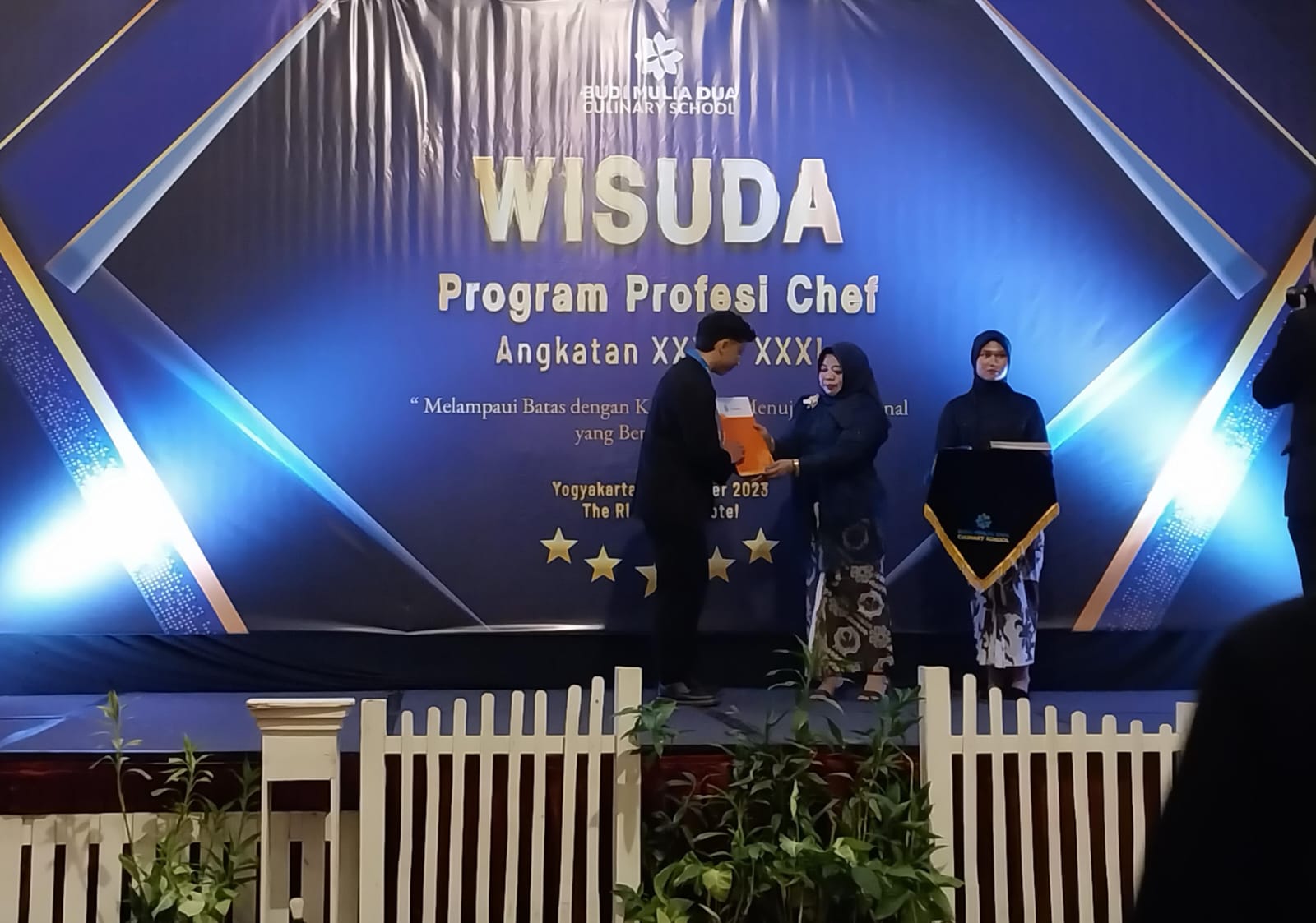 MUMPUNI: Budi Mulia Dua Culinary School memwisuda 120 orang pada program profesi chef angkatan 30 dan 31 di The Rich Hotel Jogja, Selasa (31/10/2023). (Wulan Yanuarwati/Radar Jogja)