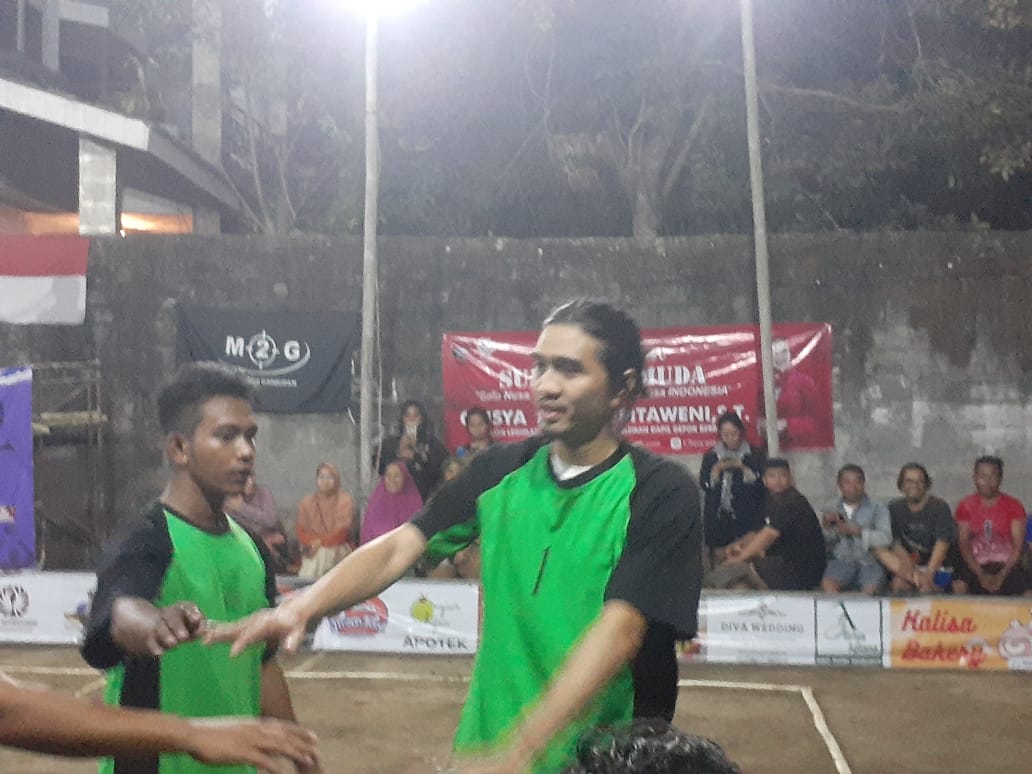 SPORTIF: Duta Sheila on 7 ikut main dalam pertandingan bola voli yang digelar di Mijil Arena Ganjuran, Condongcatur, Sleman, Selasa (31/10) malam. (RIZKY WAHYU/RADAR JOGJA)