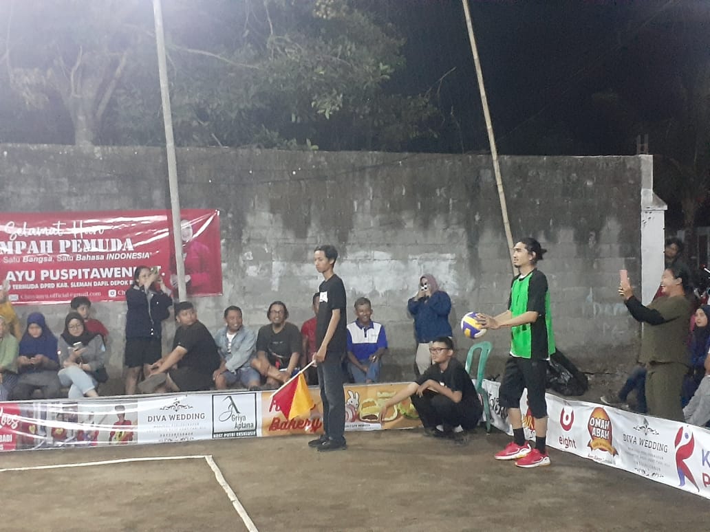SERVIS: Duta Sheila on 7 ikut main dalam pertandingan bola voli yang digelar di Mijil Arena Ganjuran, Condongcatur, Sleman, Selasa (31/10) malam. (RIZKY WAHYU/RADAR JOGJA)