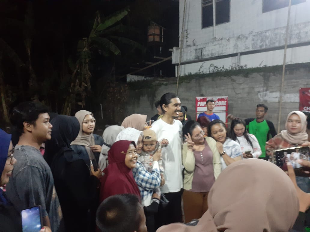 SMILE: Duta Sheila on 7 dikerubuti warga usai laga bola voli Hari Sumpah Pemuda di Mijil Arena Ganjuran, Condongcatur, Sleman, Selasa (31/10) malam. (Rizky Wahyu A.H./Radar Jogja)