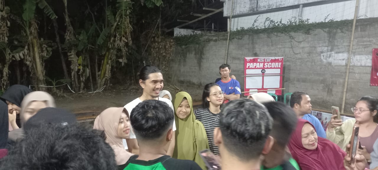 DEKAT: Vokalis Sheila On 7 Akhdiyat Duta Modjo bersama warga usai bermain voli antar RT di Mijil Arena, Ganjuran, Condongcatur, Sleman. (Khairul Ma