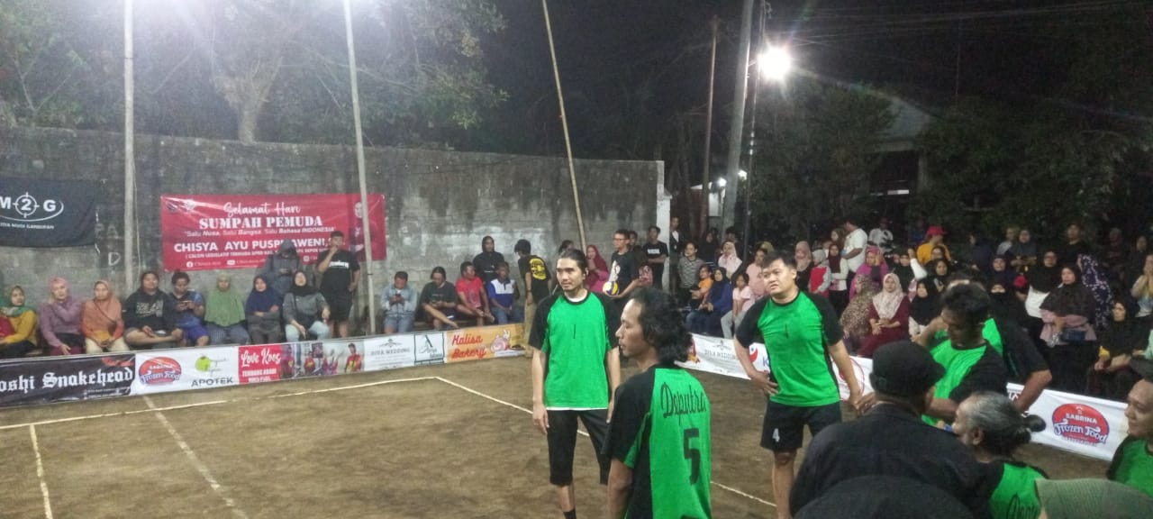 SEMANGAT: Duta Sheila on 7 ikut main dalam pertandingan bola voli yang digelar di Mijil Arena Ganjuran, Condongcatur, Sleman, Selasa (31/10) malam. (KHAIRUL MA