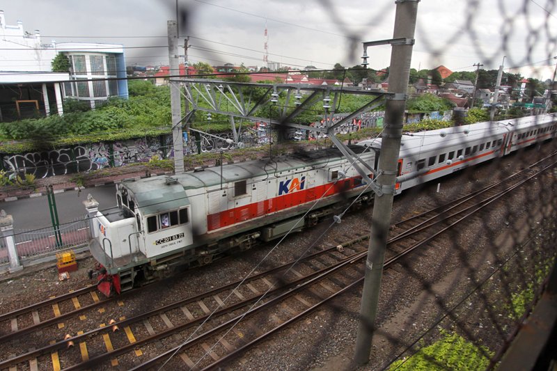 SALING PEDULI: Masyarakat di area rel KA diimbau tidak membakar sampah karena akan mengganggu jarak pandang masinis terhadap persinyalan. (GUNTUR AGA TIRTANA/RADAR JOGJA)