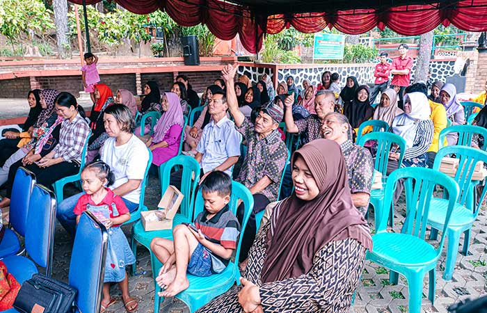 DIALOG: Para pedagang kawasan Kebun Raya Gunung Tidar mengikuti dialog bersama dengan Wali Kota Magelang, Selasa (31/10).Prokompim Kota Magelang