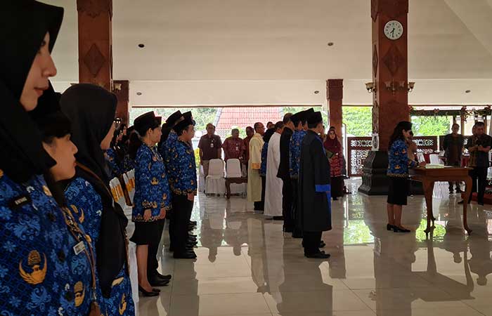 RESMI: Wali Kota Magelang Muchamad Nur Aziz mengangkat PPPK optimalisasi formasi tahun 2023 di Pendopo Pengabdian, kompleks Rumjab Wali Kota Magelang, Selasa (31/10).Naila Nihayah/Radar Jogja