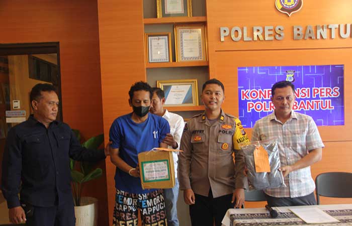 INI LHO: Jajaran Polsek Bantul saat menunjukkan barang bukti dan menghadirkan tersangka di Mapolres Bantul Senin (30/10).Gregorius&nbsp;Bramantyo/Radar Jogja