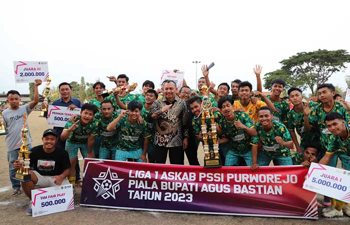 APRESIASI- Bupati Purworejo berfoto bersama pemain dari Bogowonto FC usai menjuarai kompetisi Liga 1 Askab PSSI Purworejo.ISTIMEWA