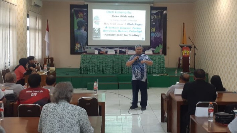 OPTIMISTIS: Narasumber Suharyanto saat melakukan Bimtek Puslatda PON 2024 ke para pelatih di Gedung lantai 2 KONI DIY Selasa (31/10). (RIZKY WAHYU/RADAR JOGJA)