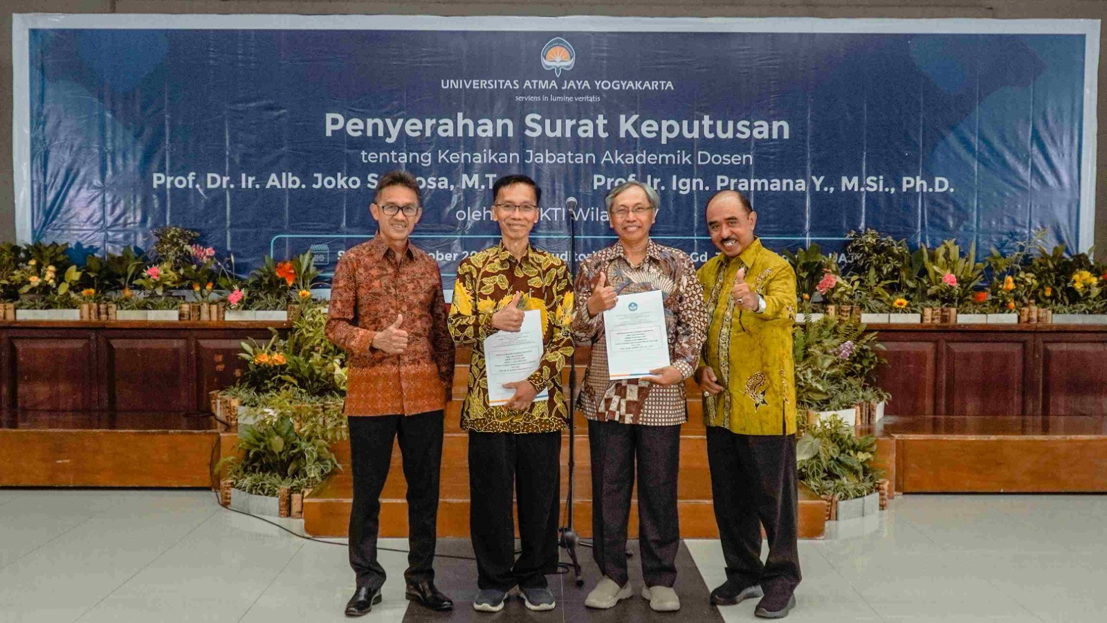 GURU BESAR: Penyerahan Surat Keputusan (SK) Kemendikbudristek tentang Kenaikan Jabatan Akademik sebagai Guru Besar kepada dua dosen UAJY. (ISTIMEWA)