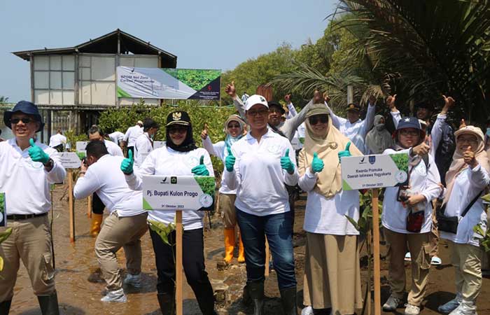 ZERO CARBON: Gusti Mangkubumi didampingi Penjabat Bupati Kulon Progo Ni Made Dwipanti Indrayanti dalam penanaman mangrove di pesisir pantai Kadilangu, Jangkaran, Temon, Kulon Progo, Selasa (31/10).