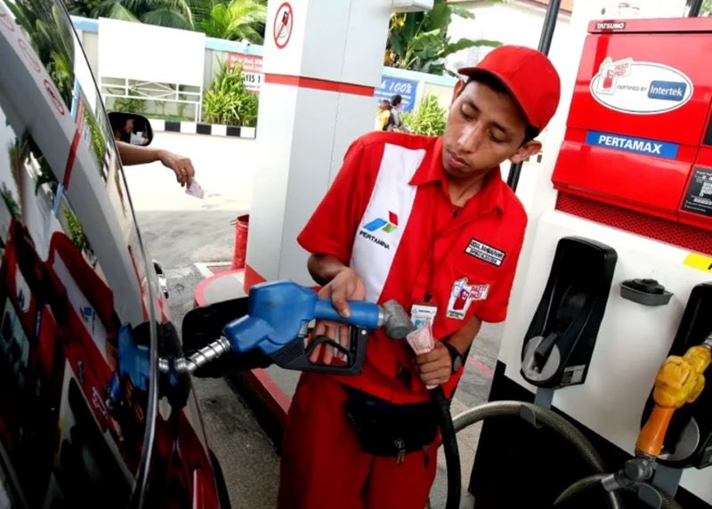 Petugas SPBU tengah melayani pembelian BBM