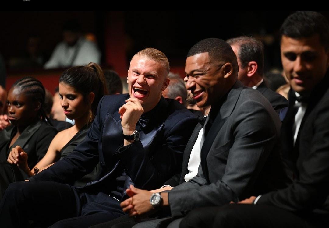 Potret Erling Halaand dan Kylian Mbappe yang sedang tertawa dalam acara Ballon D