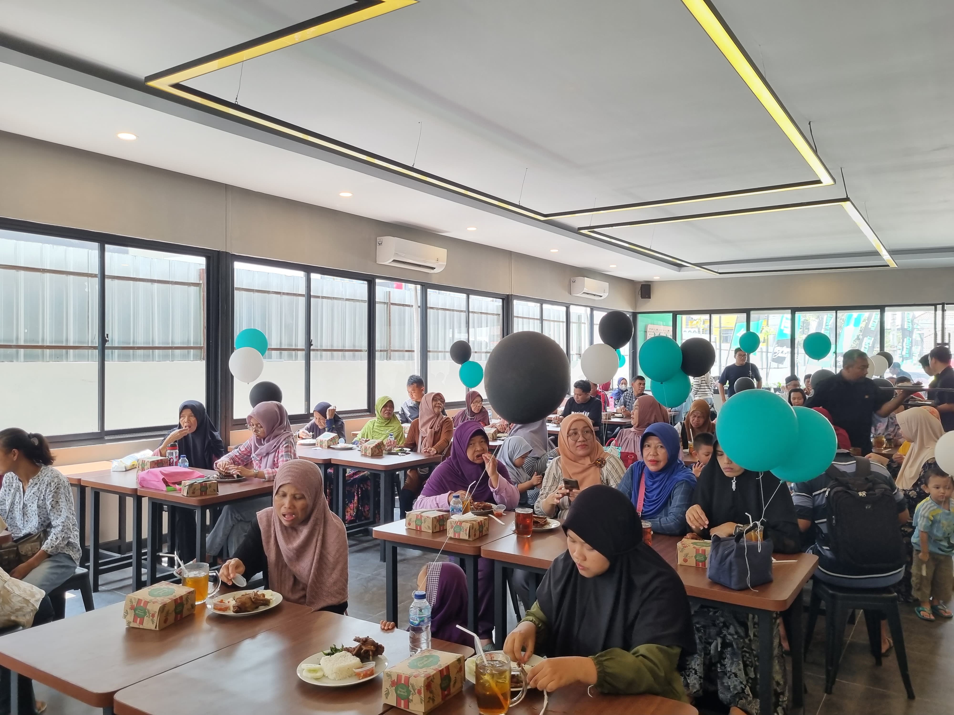 OPENING: Sesi opening Bebek Goreng H Slamet yang berada di bilangan Godean dihadiri oleh segenap warga sekitar. (FAHMI F/RADAR JOGJA)