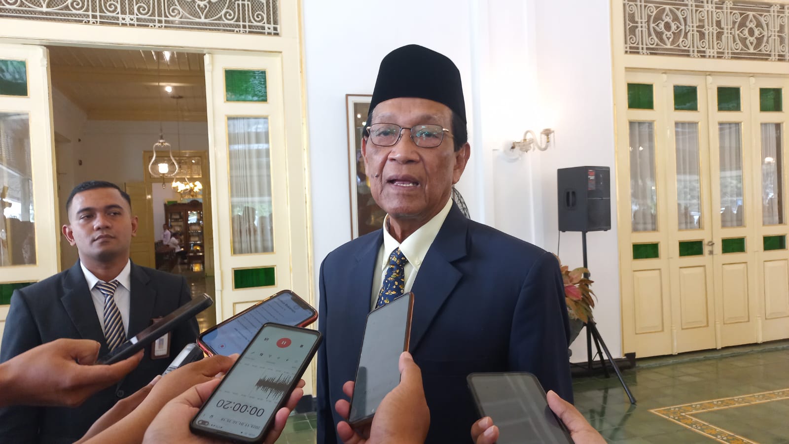 AMANAH: Gubernur DIY Hamengku Buwono X usia pelantikan 7 JPT Pratama di Kompleks Kepatihan Rabu (1/11). (Winda Atika Ira P/Radar Jogja)