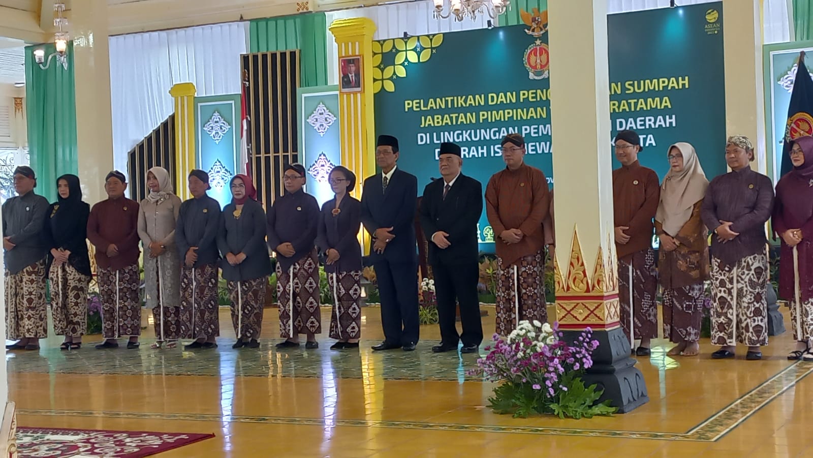 JUJUR: Gubernur DIY Hamengku Buwono X dan Wakil Gubernur KGPAA Paku Alam X berfoto bersama 7 JPT Pratama usai pelantikan di Kompleks Kepatihan Rabu (1/11). (Winda Atika Ira P/Radar Jogja)