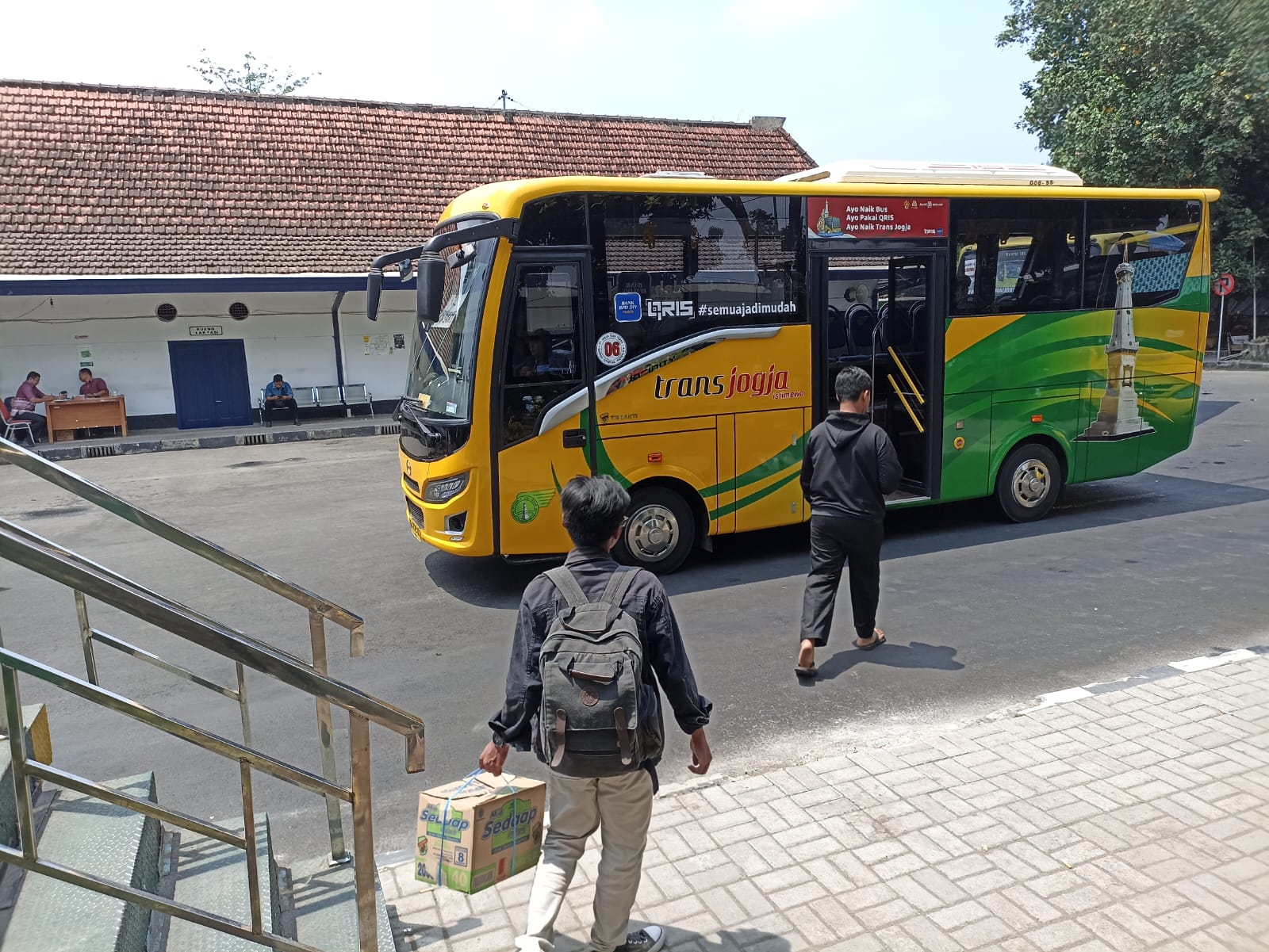 MUDAH: Para penumpang bersiap menaiki bus Trans Jogja rute Palbapang-Malioboro di Terminal Palbapang, Bantul, Selasa (31/10). (Gregorius Bramantyo/Radar Jogja)
