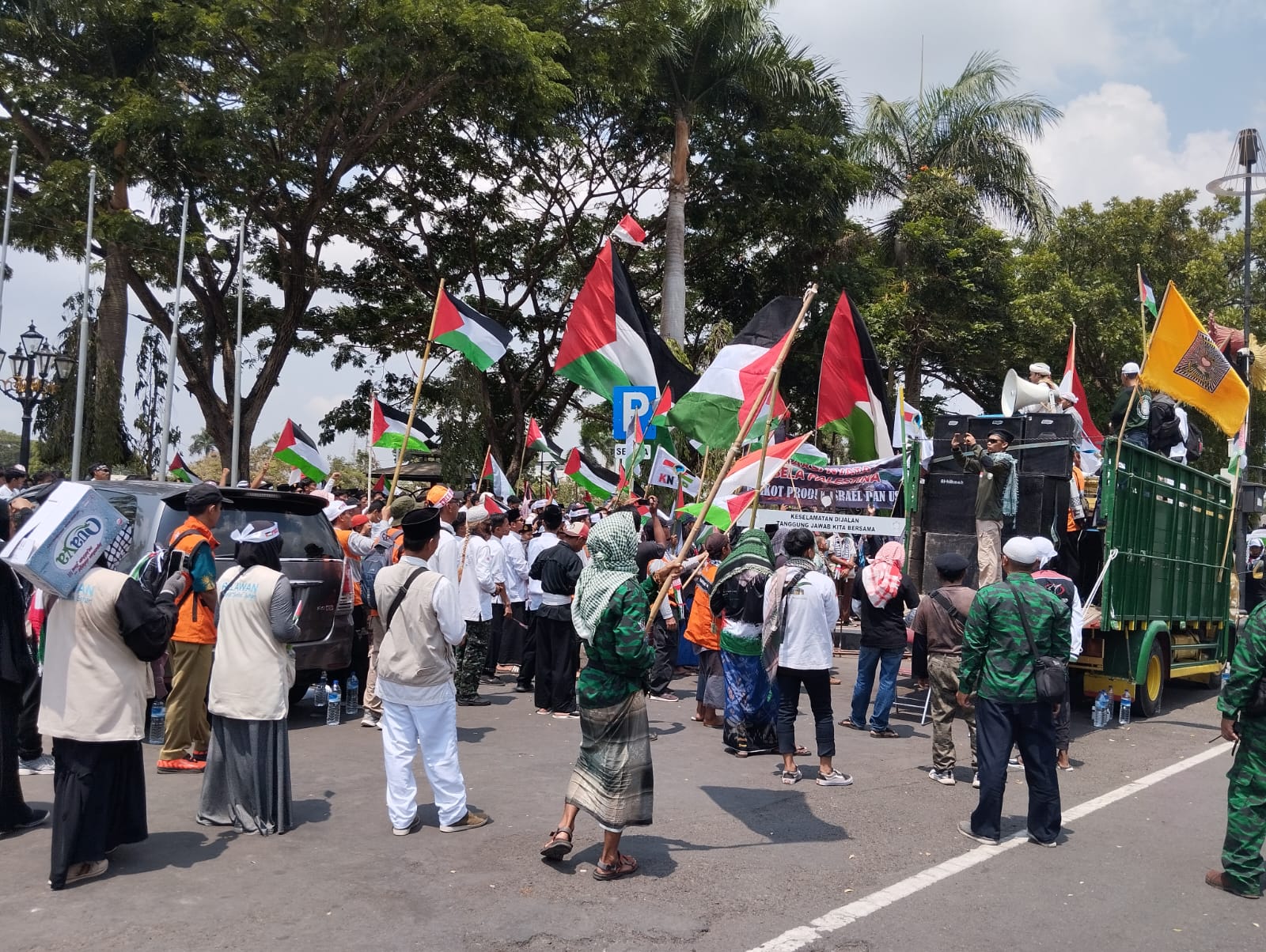 SIMPATIK: Ratusan massa ikuti aksi solidaritas bela Palestina di sebelah utara Alun-Alun Purworejo pada Rabu (1/11). (JIHAN ARON VAHERA/RADAR JOGJA)