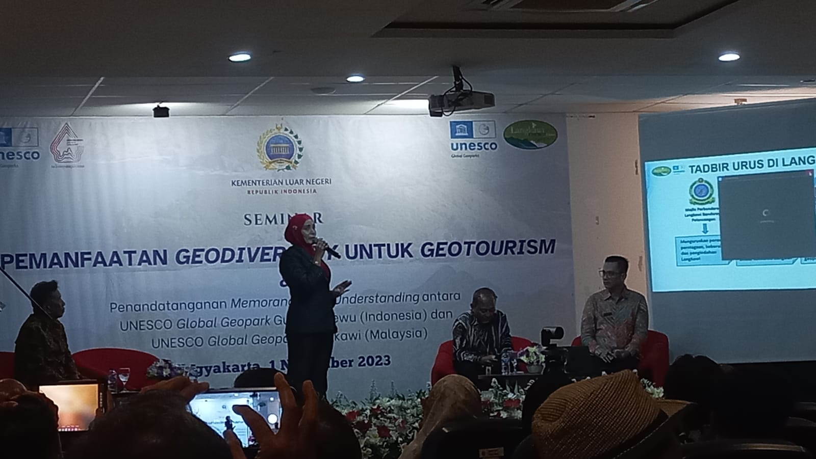 TERBAIK: Seminar dengan tema Pemanfaatan Geodiversity untuk Geotouris berlangsung sebelum penandatangan MoU di Grahatama Pustaka Jogja Rabu (1/11). (Winda Atika Ira P/Radar Jogja)