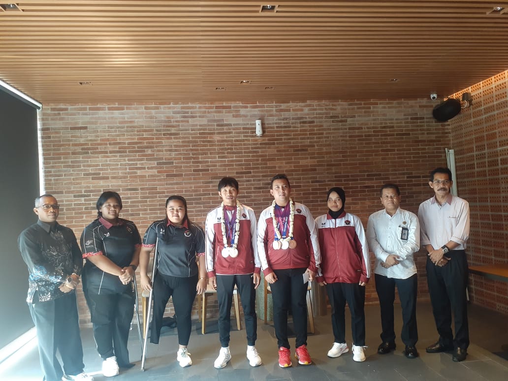 TERUS BERSYUKUR: Atlet paralimpian Gayuh Satrio dan Nur Fendi bersama Kepala Disdikpora DIY, Ketua Umum NPC DIY, dan Kepala BPO DIY. (RIZKY WAHYU/RADAR JOGJA)