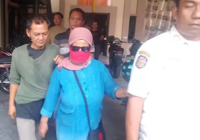 Masriah yang membuang sampah ke rumah tetangga ditetapkan kembali sebagai tersangka. (Radar Sidoarjo Jawa Pos Group)