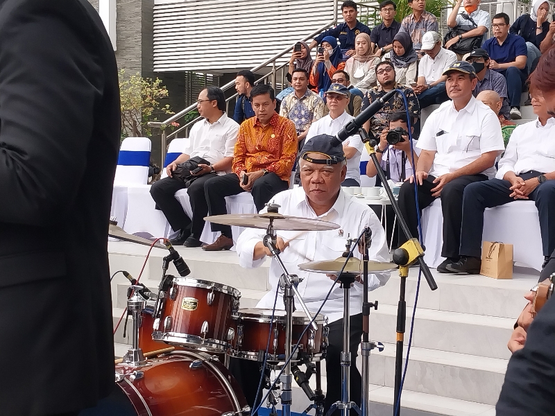 HEBAT: Menteri Basuki yang nyentrik hobi main drum dan fotografi. Dikagumi banyak orang karena prestasinya dalam membangun infrastruktur Indonesia. (Wulan Yanuarwati/Radar Jogja)