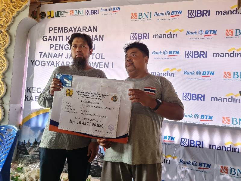 SEMRINGAH: Dua bersaudara asal Keji, Muntilan ini mendapat UGR dengan total Rp 13 miliar karena ada tiga bidang tanahnya yang terdampak pembangunan tol Jogja-Bawen. (Naila Nihayah/Radar Jogja)