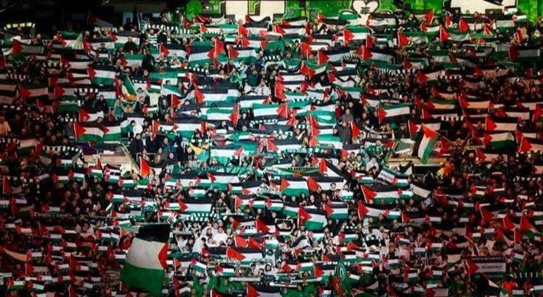 Ultras Green Brigade mengibarkan ratusan bendera Palestina di pada pertandingan UEFA Champions league kontra Atletico Madrid (sumber foto Instagram @green.brigade.ultras)