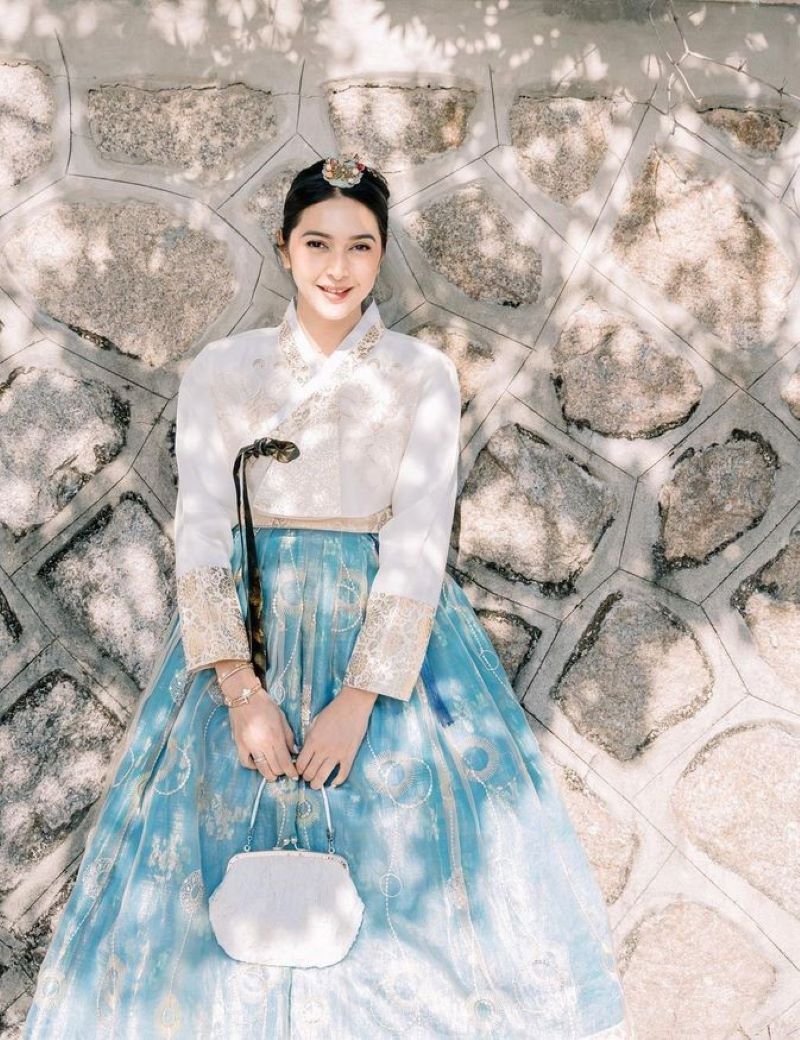 Bak putri kerajaan, potret cantik Nabila Syakieb kenakan Hanbok di Korea. (Instagram/@Ladiestoey.id)