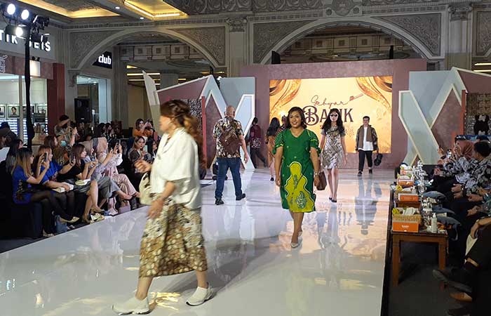ANGGUN: Model memeragakan busana saat fashion show di Gebyar Batik Sleman yang berlangsung 2-5 November. Kegiatan tersebut juga menampilkan pameran berbagai produk batik.IWAN NURWANTO/RADAR JOGJA