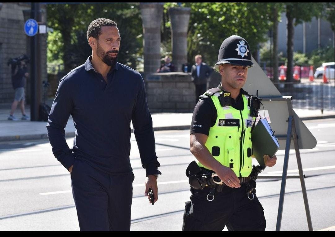 Rio Ferdinand ketika datang menuju persidangan mengenai tindakan rasisme yang dilakukan fans Wolves kepada dirinya (sumber foto Instagram @rioferdy5)
