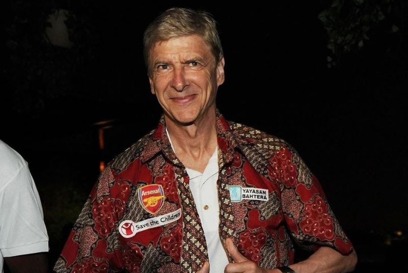 Arsene Wenger berpose menggunakan baju bercorak khas Indonesia yaitu batik (sumber foto Instagram @arsenal)