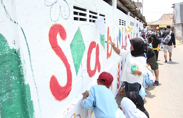BERKREASI: Puluhan siswa sekolah dasar diajak menggambar mural bersama di SDN Sawit, Panggungharjo, Sewon, Bantul,(2/11/23). Kegiatan ini sebagai rangkaian Biennale Jogja 2023.