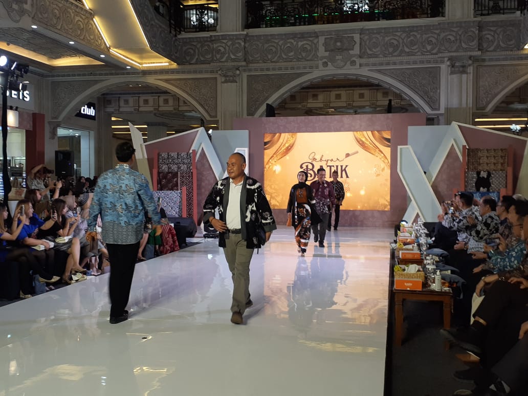 BATIK:  Para model saat fashion show di Gebyar Batik Sleman. Kegiatan tersebut juga menampilkan pameran berbagai produk batik pada tanggal 2-5 November 2023 di JCM. (IWAN N/RADAR JOGJA)