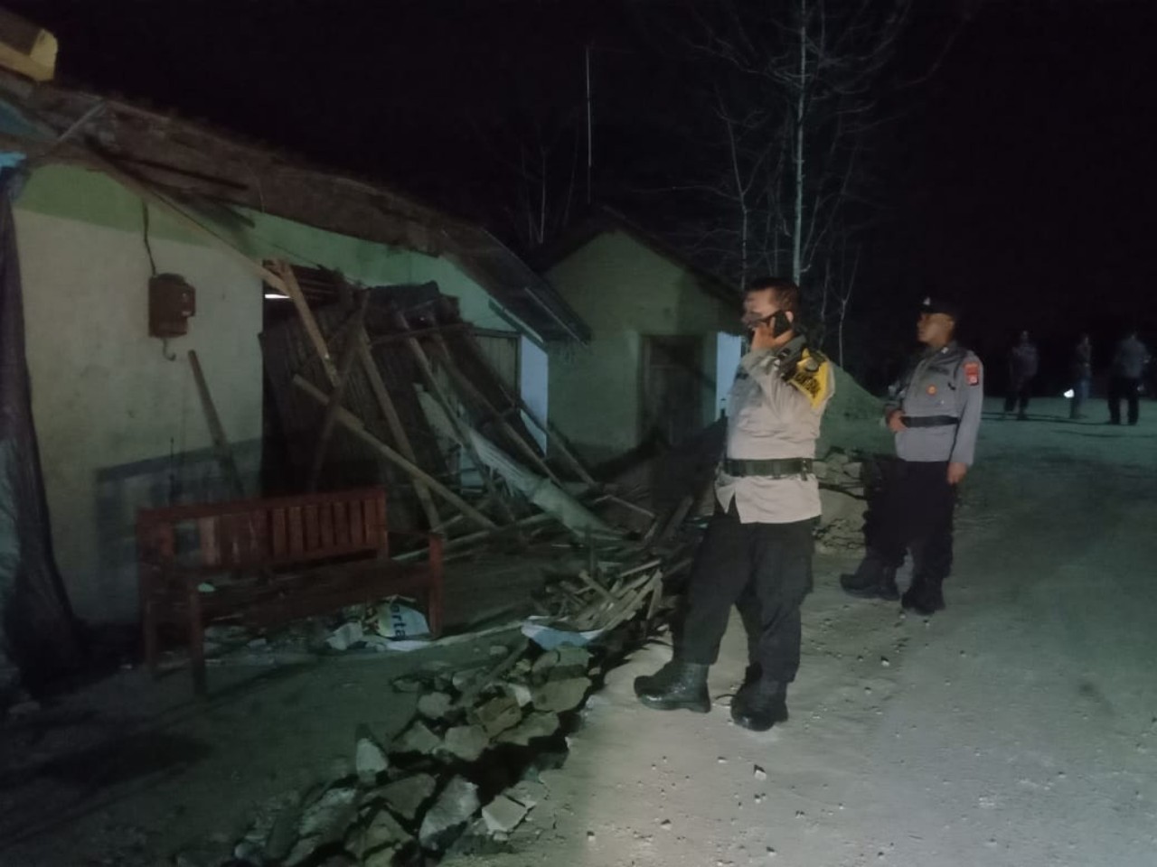 DITANGGUNG: Kepolisian melakukan olah TKP truk tabrak rumah di Padukuhan Kayen, Kalurahan Sampang, Kapanewon Gedangsari pada Rabu (1/11). (Polres Gunungkidul untuk Radar Jogja)