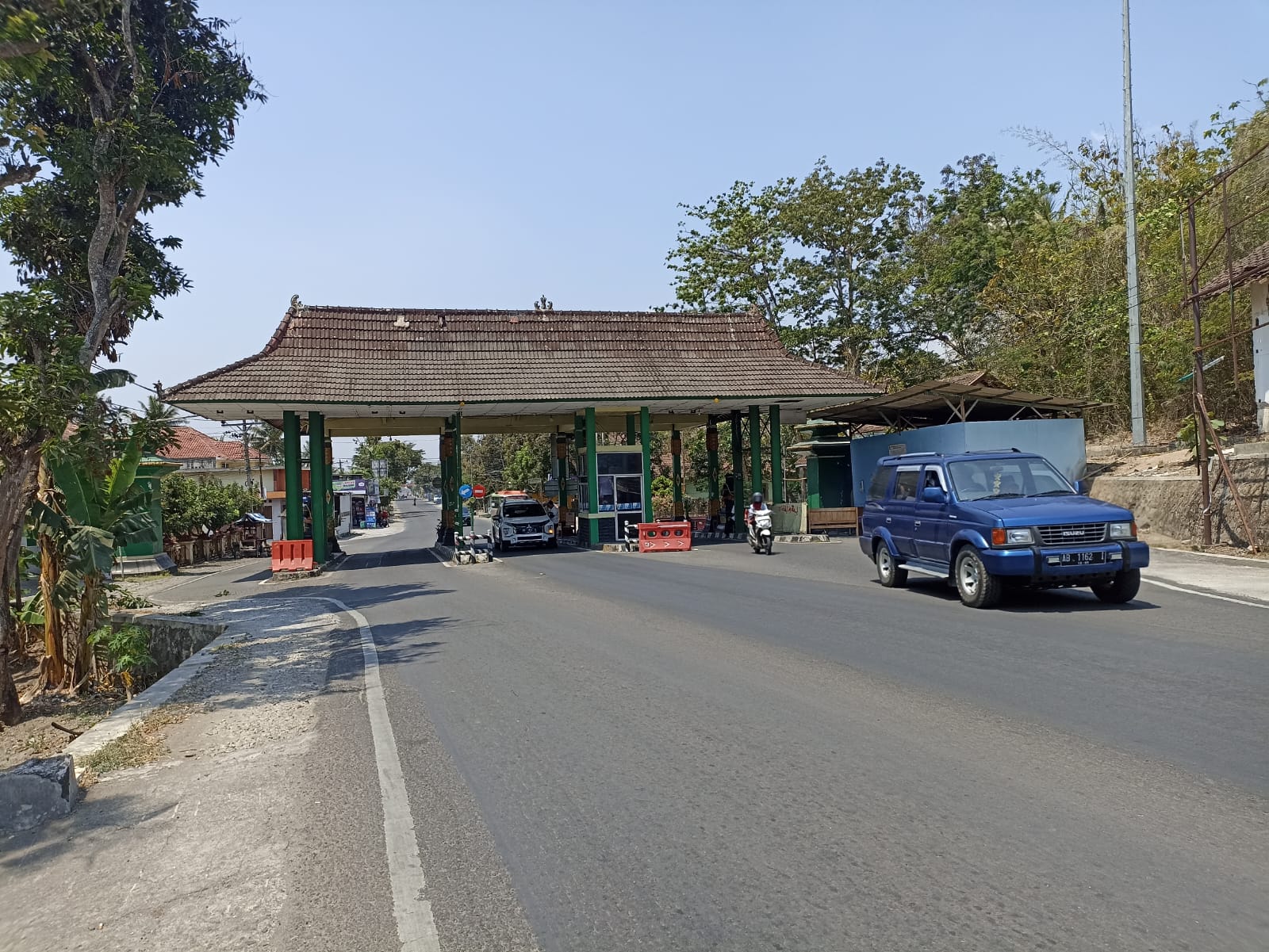 MASIH WACANA: Tempat pemungutan retribusi wilayah pantai selatan di Jalan Parangtritis, Bantul, Rabu (1/11). (Gregorius Bramantyo/Radar Jogja)