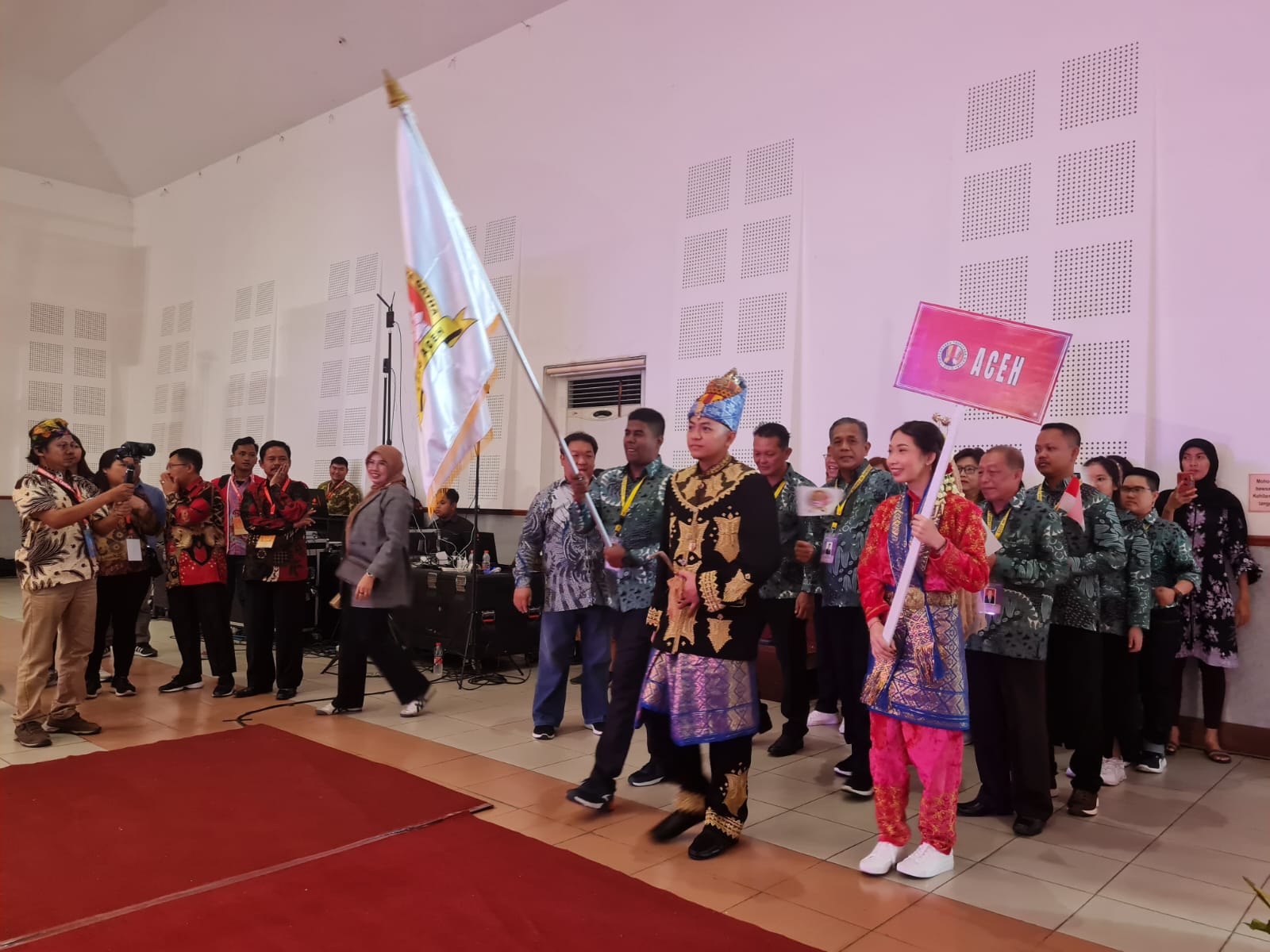 PARADE: Perwakilan peserta dari masing-masing kontingen unjuk gigi sebelum berkompetisi di Gedung Tri Bakti, Kota Magelang, Kamis (2/11). (Naila Nihayah/Radar Jogja)
