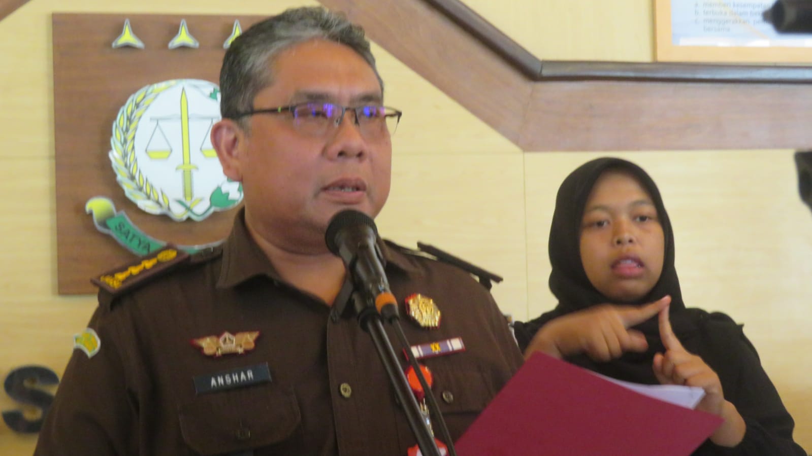 TEGAS: Kasi Penkum Kejati DIY Herwatan di Kantor Kejati DIY Kamis (2/11). (Dwi Agus/Radar Jogja)