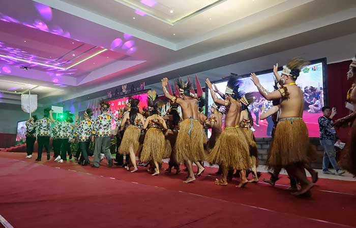 PARADE: Perwakilan peserta dari masing-masing kontingen unjuk gigi sebelum berkompetisi di Gedung Tri Bakti, Kota Magelang, Kamis (2/11).Naila Nihayah/Radar Jogja