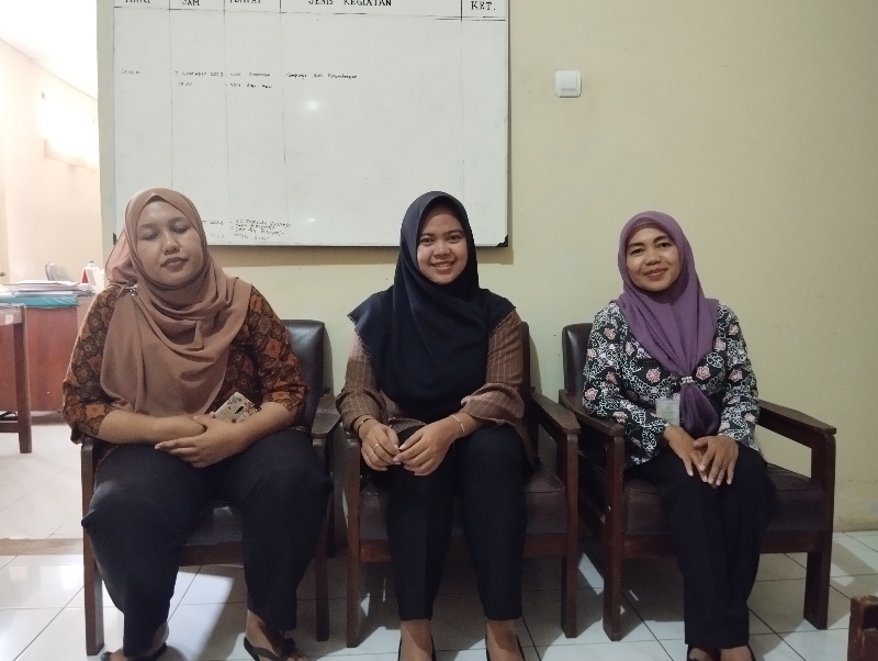 PROFESIONAL: Kepala Unit PPA DPPPAPMD Purworejo Nurani (pojok kanan) didampingi dua konselor Unit PPA, Anindya Ramadhani dan Rohmatun Saniaty Kamis (2/11). (JIHAN ARON VAHERA/RADAR JOGJA)