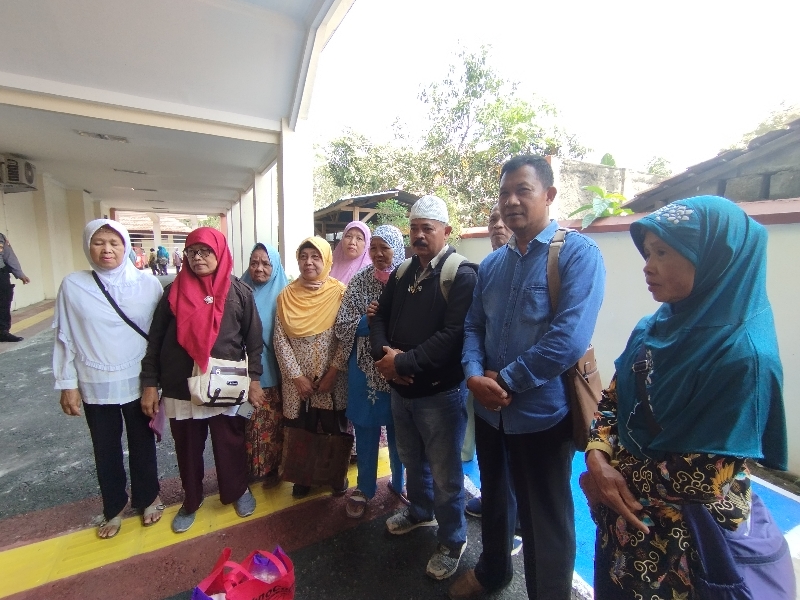 TEGAKKAN: Sebagian korban DR tampak kecewa usai mendengar keputusan hakim bahwa sidang pada Kamis (2/11) harus ditunda. (JIHAN ARON VAHERA/RADAR JOGJA)
