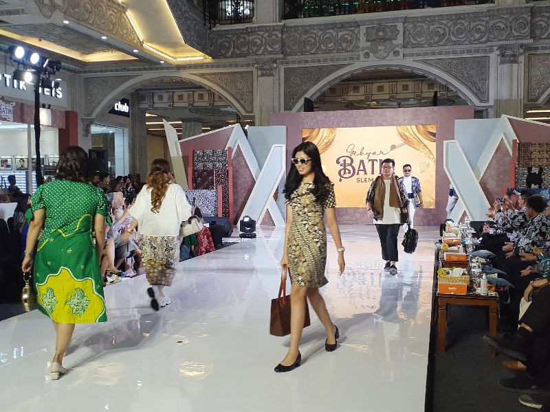 PROMOSI: Model saat fashion show di Gebyar Batik Sleman yang menampilkan pameran berbagai produk batik pada tanggal 2-5 November 2023 di Jogja City Mall (JCM). (IWAN NURWANTO/Radar Jogja)