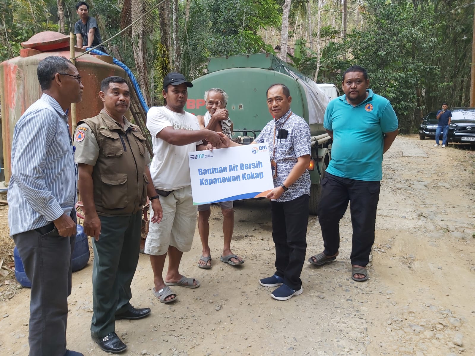 BANTUAN: Bank Rakyat Indonesia Kantor Cabang Wates menyalurkan bantuan air bersih sebanyak 150.000 liter kepada warga di tiga Kapanewon Kulonprogo. (ISTIMEWA)