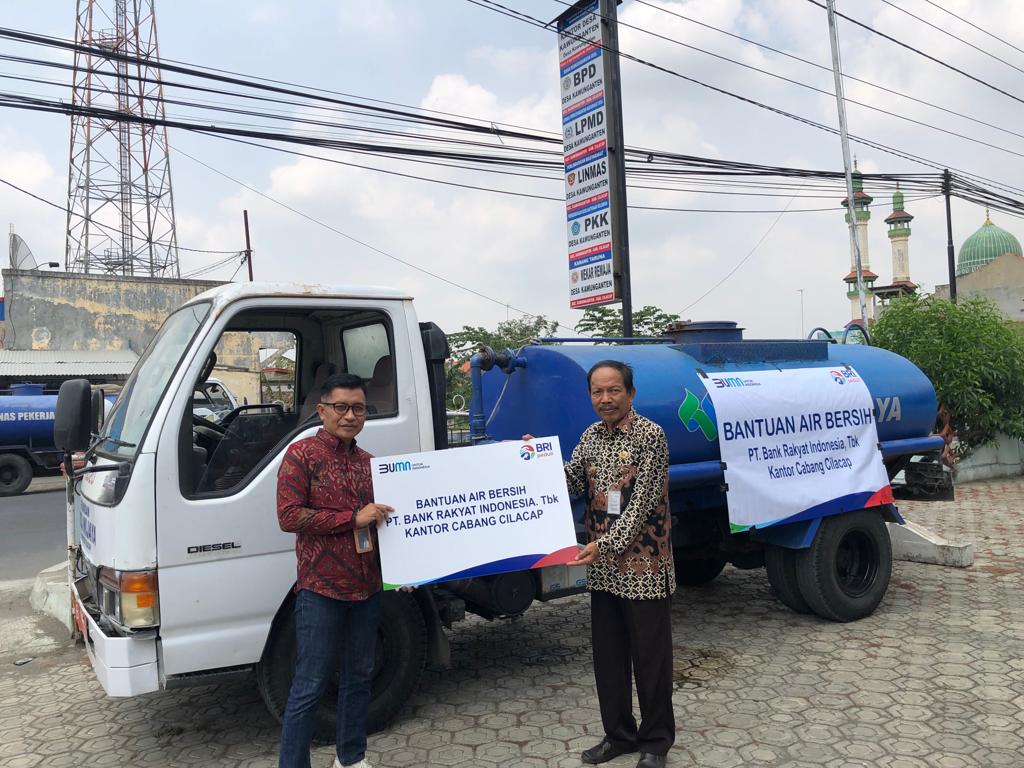 AIR BERSIH: BRI Kantor Cabang Cilacap memberikan bantuan air bersih kepada warga Dusun Karangsari dan Karangbawang Desa Kawunganten Kabupaten Cilacap. (ISTIMEWA)
