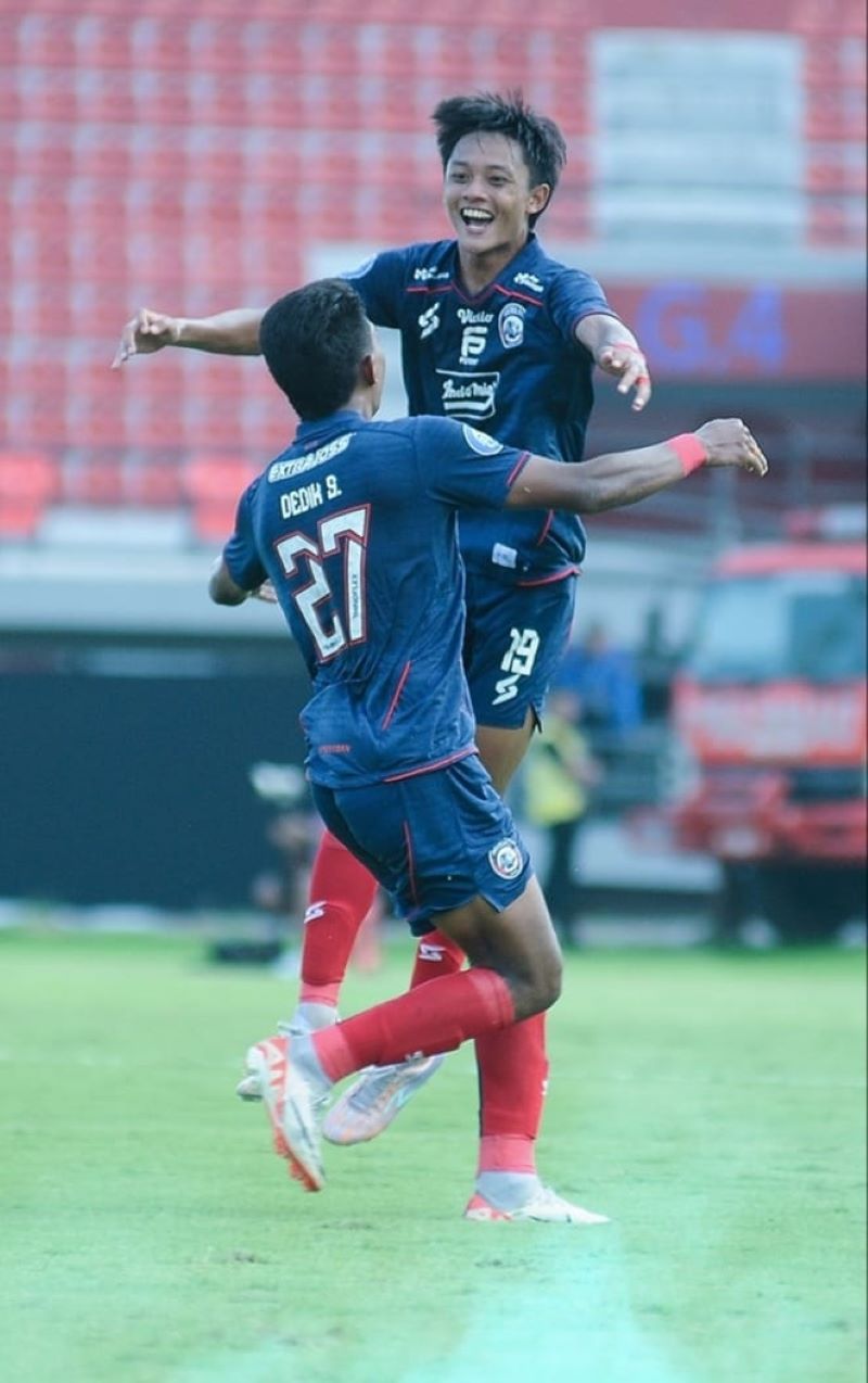 MANTAB: selebrasi pemain Arema setelah Dedik mencetak gol kedua bagi Singo Edan (IG aremafcofficial)