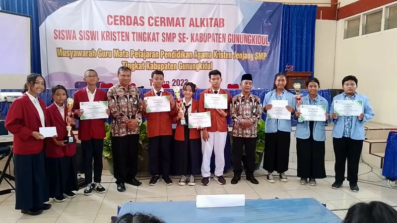 TERBAIK: Pemenang Lomba Cerdas Cermat Alkitab (LCCA) jenjang SMP yang diadakan Musyawarah Guru Mata Pelajaran Pendidikan Agama Kristen (MGMP PAK) Kabupaten Gunungkidul.  (Dok MGMP PAK)
