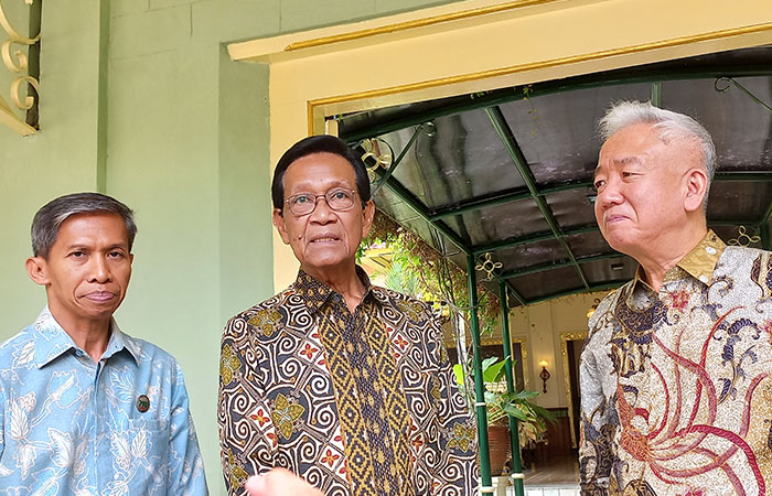 DUKUNG PROSES HUKUM: Gubernur DIJ HB X saat ditanya soal penetapan Lurah Maguwoharjo Kasidi sebagai tersangka TKD di Kompleks Kepatihan Jogja, Jumat (3/11).Winda Atika Ira P/Radar Jogja&nbsp;