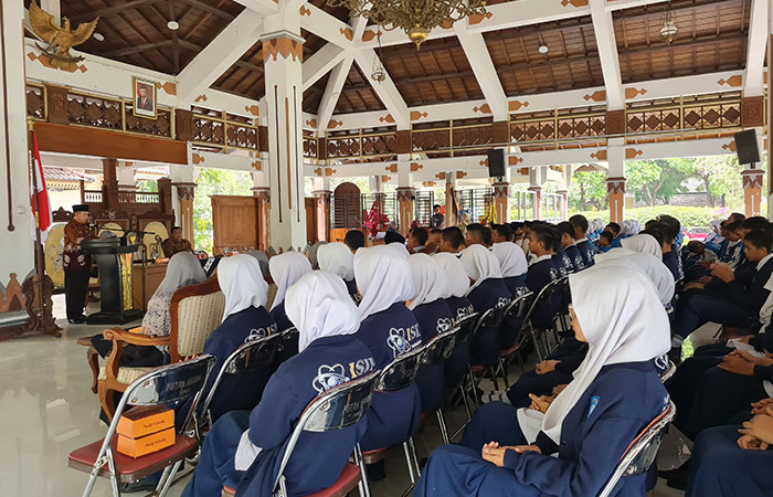 ARAHAN: Sekda Kabupaten Magelang Adi Waryanto saat memberi arahan kepada para siswa SMP Muhammadiyah Plus Gunungpring sebelum berkompetisi dan mengikuti pertukaran pelajar Jumat (3/11/23)
