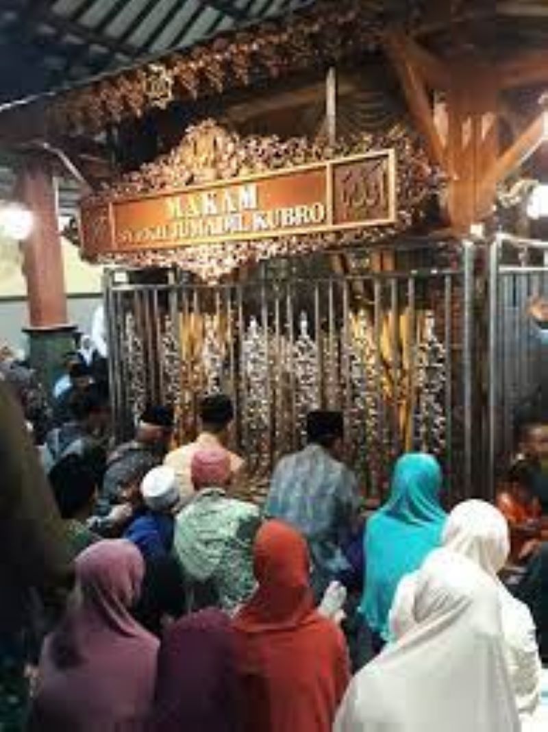 wisatawan sedang berziarah di makam Syekh Jumadil Kubro (IndonesiaBagoes.com)