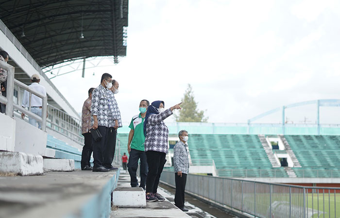 PRIORITAS:&nbsp;Bupati Sleman Kustini Sri Purnomo saat meninjau Stadion Maguwoharjo. Stadion ini ikut terpilih dari 19 stadion yang mendapatkan perbaikan oleh Kementerian PUPR.